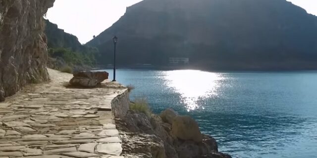 Αρβανιτιά Ναυπλίου: Μια από τις ομορφότερες και πιο γραφικές παραλίες της Ελλάδας από ψηλά