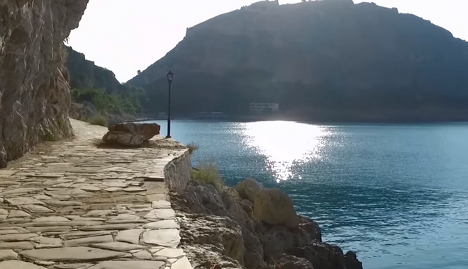 Αρβανιτιά Ναυπλίου: Μια από τις ομορφότερες και πιο γραφικές παραλίες της Ελλάδας από ψηλά
