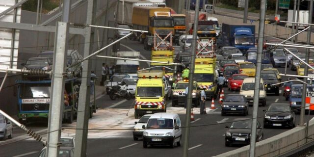 Καραμπόλα με τραυματία στην Αττική Οδό: Μεγάλες καθυστερήσεις