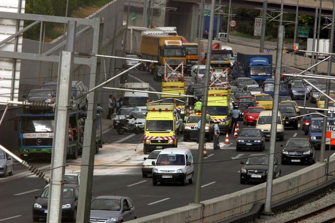 Καραμπόλα με τραυματία στην Αττική Οδό: Μεγάλες καθυστερήσεις