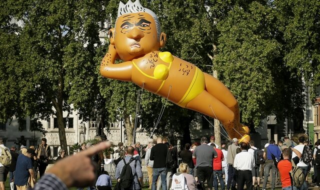 Μπαλόνι που αναπαριστά το δήμαρχο του Λονδίνου με μπικίνι υψώθηκε κοντά στο κοινοβούλιο