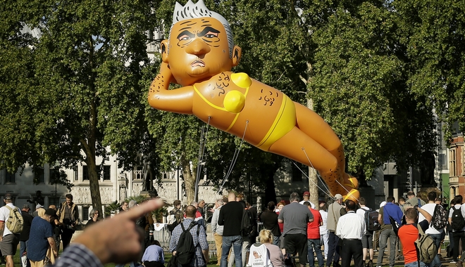 Μπαλόνι που αναπαριστά το δήμαρχο του Λονδίνου με μπικίνι υψώθηκε κοντά στο κοινοβούλιο