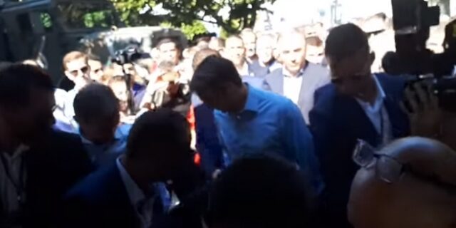Παραλίγο ατύχημα για τον Μητσοτάκη στη ΔΕΘ: Μικρόφωνο “έξυσε” το κεφάλι του