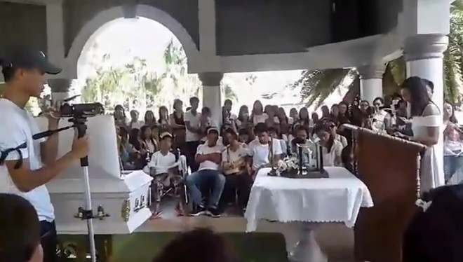 Φιλιππίνες: 19χρονη παντρεύτηκε το φίλο της ανήμερα της κηδείας του