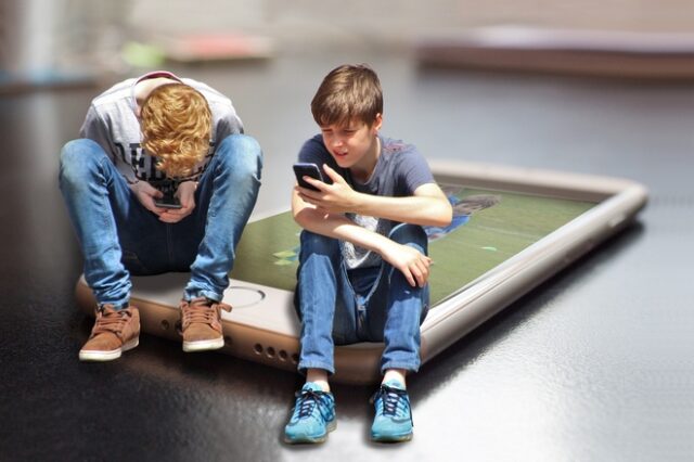 Γαλλία: Τέλος τα κινητά τηλέφωνα στα σχολεία