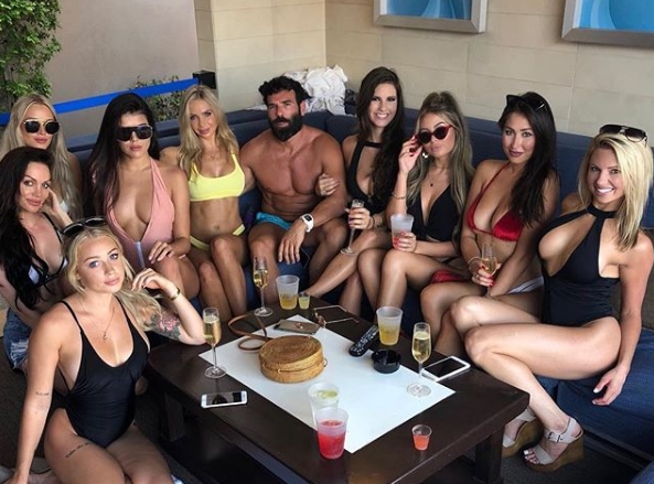 Ο Playboy Dan Bilzerian με το χαρέμι του στη Μύκονο