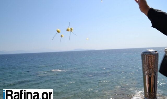 Επιμνημόσυνη δέηση στην Αργυρά Ακτή για τα θύματα της φωτιάς στο Μάτι