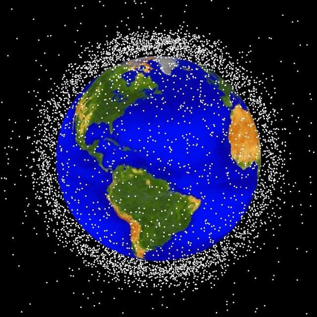 Διαστημικά σκουπίδια: Δορυφόροι “ζόμπι” και θραύσματα σε τροχιά γύρω από τη Γη