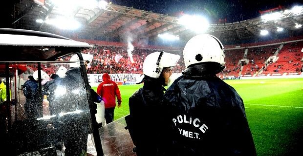 Ολυμπιακός – ΠΑΟΚ 0-1: Επεισόδια μεταξύ οπαδών του Ολυμπιακού κι Αστυνομίας στο “Γ. Καραϊσκάκης”
