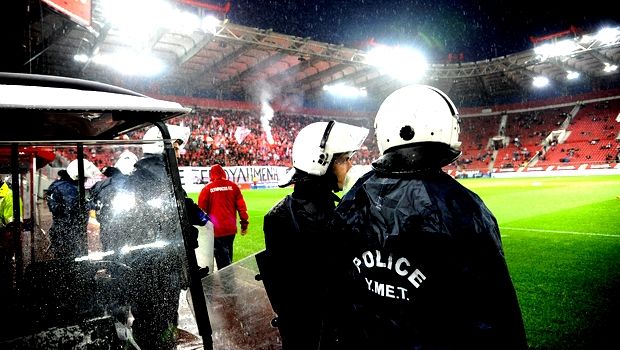 Ολυμπιακός – ΠΑΟΚ 0-1: Επεισόδια μεταξύ οπαδών του Ολυμπιακού κι Αστυνομίας στο “Γ. Καραϊσκάκης”