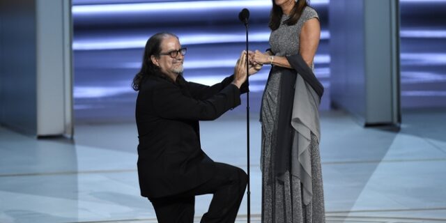 Emmy: Κέρδισε και το βραβείο και το κορίτσι – Η live πρόταση γάμου του Γκλεν Βάις