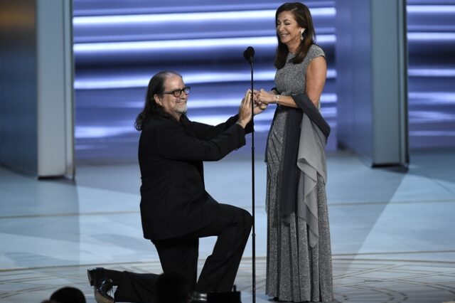 Emmy: Κέρδισε και το βραβείο και το κορίτσι – Η live πρόταση γάμου του Γκλεν Βάις