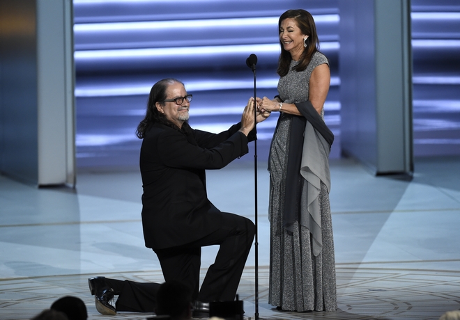 Emmy: Κέρδισε και το βραβείο και το κορίτσι – Η live πρόταση γάμου του Γκλεν Βάις