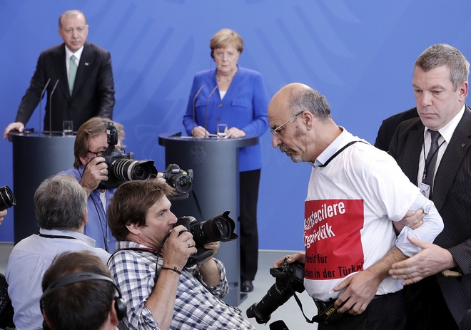 Συνάντηση Ερντογάν – Μέρκελ: Πήραν σηκωτό δημοσιογράφο τουρκικής καταγωγής