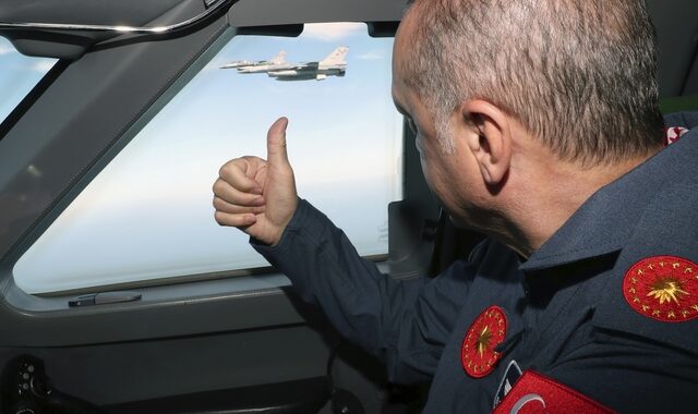 Ιπτάμενος και τζέντλεμαν: Ο Ερντογάν με στολή πιλότου στο Teknofest της Κωνσταντινούπολης