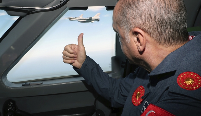 Ιπτάμενος και τζέντλεμαν: Ο Ερντογάν με στολή πιλότου στο Teknofest της Κωνσταντινούπολης