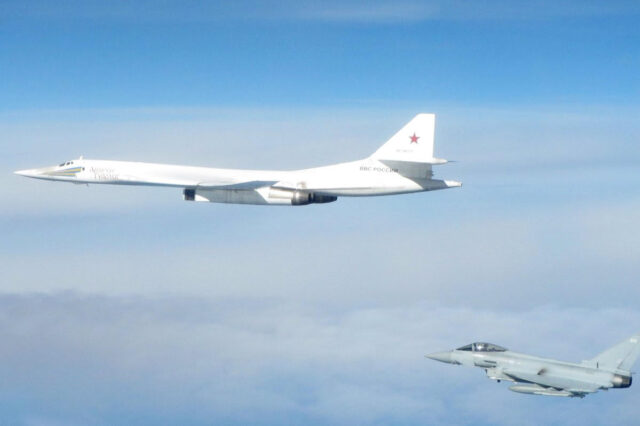 “Ψυχρός πόλεμος”: Ρωσικό βομβαρδιστικό “εισέβαλε” στο βρετανικό εναέριο χώρο