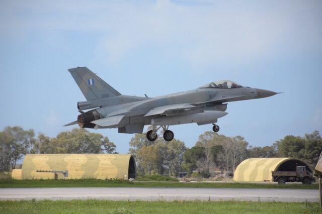Δύο ελληνικά F-16 εναντίον έξι τουρκικών και πολεμικών πλοίων για να φτάσουν στην Κύπρο
