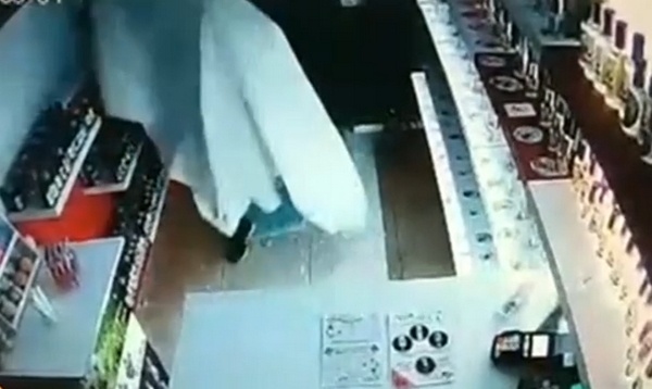 Θεσσαλονίκη: Ληστής… “φάντασμα” έκλεψε μαγαζί με σεντόνι