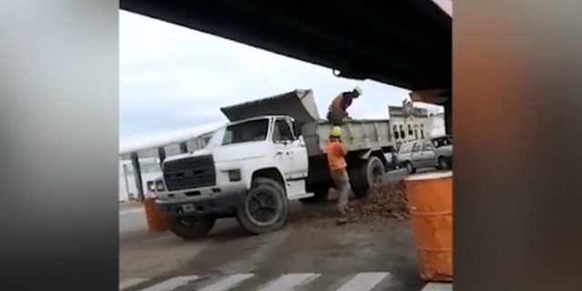 Εργάτες φτυαρίζουν χώμα ταυτόχρονα και τρελαίνουν κόσμο: Ο ένας γεμίζει το φορτηγό και ο άλλος το αδειάζει