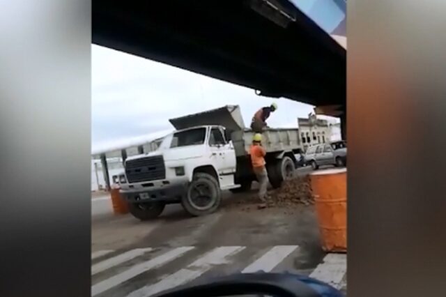 Εργάτες φτυαρίζουν χώμα ταυτόχρονα και τρελαίνουν κόσμο: Ο ένας γεμίζει το φορτηγό και ο άλλος το αδειάζει