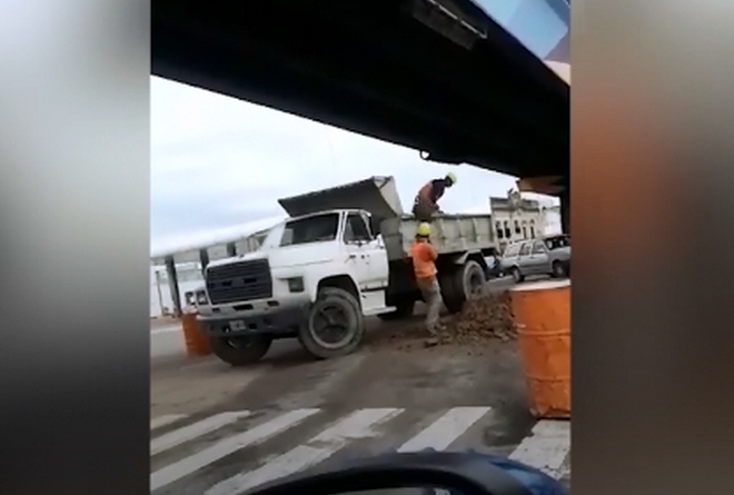 Εργάτες φτυαρίζουν χώμα ταυτόχρονα και τρελαίνουν κόσμο: Ο ένας γεμίζει το φορτηγό και ο άλλος το αδειάζει