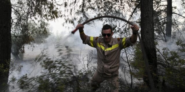 Φωτιά από κεραυνό στον Παρνασσό – Εκκενώθηκαν δύο κατασκηνώσεις