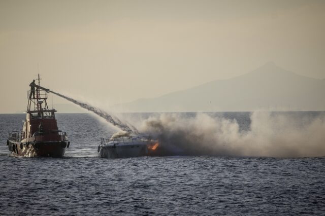 Φωτιά σε ιστιοφόρο στη Σίφνο