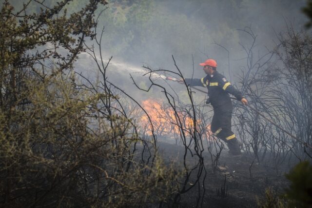 Κεφαλονιά: Μάχη με τις φλόγες δίνουν οι πυροσβέστες έξω από το χωριό Ζόλα