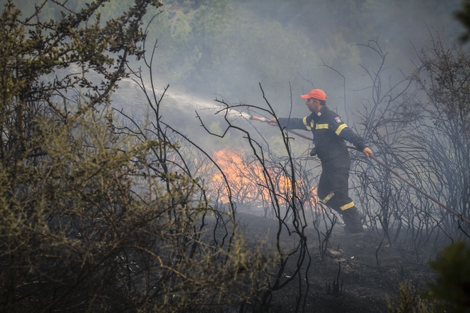 Σε εξέλιξη φωτιά σε αγροτική περιοχή στην Μόρια