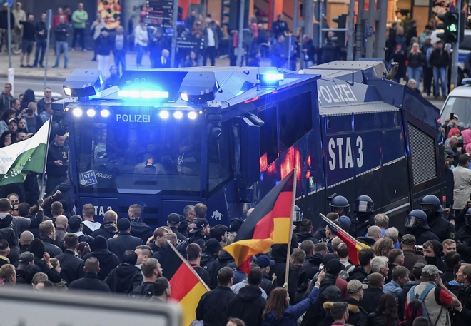 Γερμανία: Εννέα τραυματίες σε συγκρούσεις ακροδεξιών με αντιφασίστες διαδηλωτές