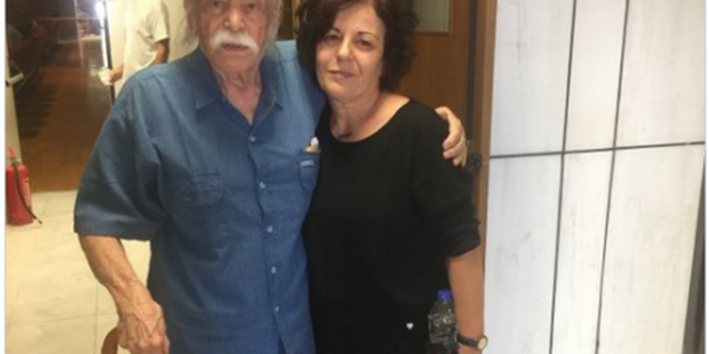 Η Μάγδα Φύσσα αποχαιρέτισε τον Μανώλη Γλέζο με ένα λουλούδι και ένα κρυφό μήνυμα