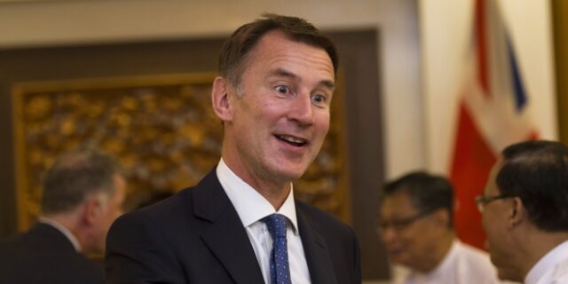 Βρετανός ΥΠΕΞ: Ο Ντόναλντ Τουσκ προσέβαλε το βρετανικό λαό