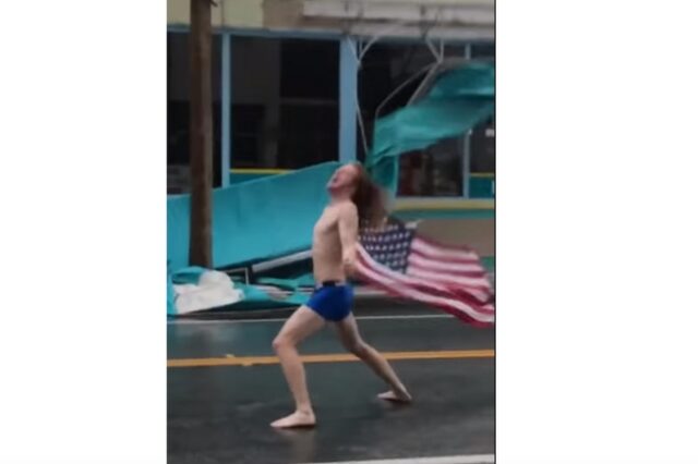 Ημίγυμνος άνδρας “παλεύει” με τον Φλόρενς με heavy metal και την σημαία των ΗΠΑ