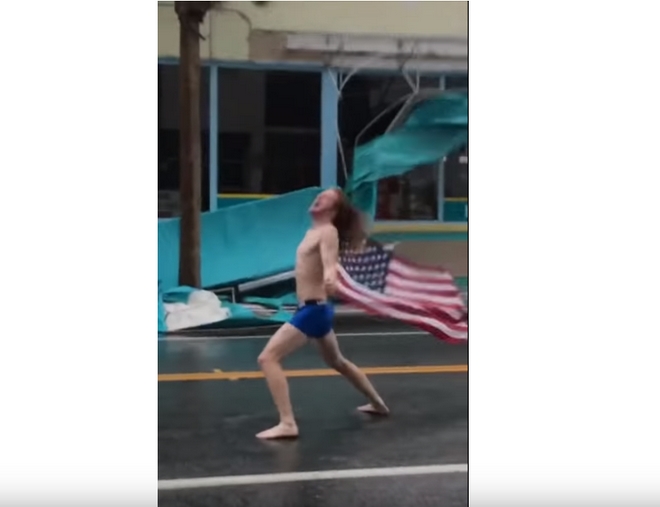 Ημίγυμνος άνδρας “παλεύει” με τον Φλόρενς με heavy metal και την σημαία των ΗΠΑ