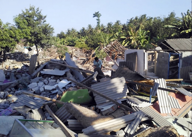 Ινδονησία: Εκατοντάδες νεκροί από τους σεισμούς και το τσουνάμι