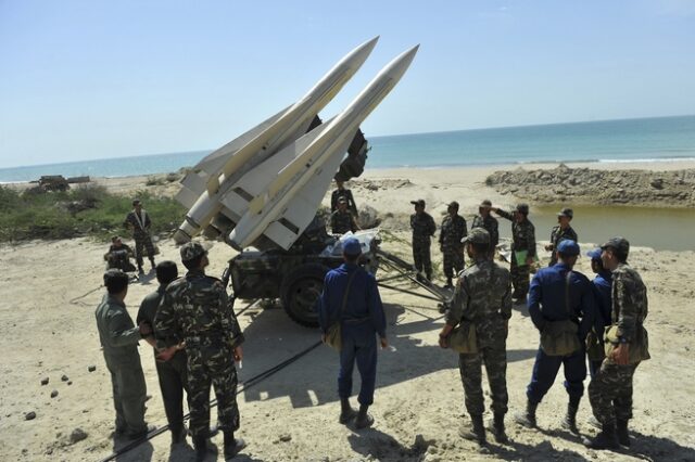 Ενίσχυση με πυραύλους, μαχητικά αεροπλάνα και υποβρύχια σχεδιάζει το Ιράν