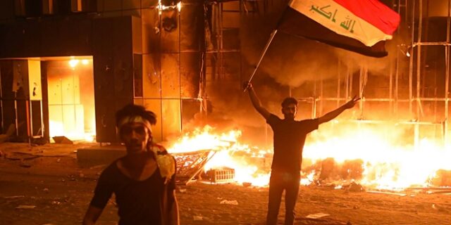 Συναγερμός στο Ιράκ: Διαδηλωτές έβαλαν φωτιά στην πρεσβεία του Ιράν