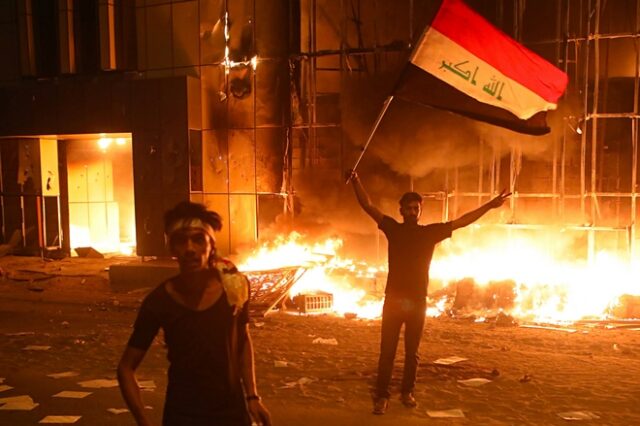 Συναγερμός στο Ιράκ: Διαδηλωτές έβαλαν φωτιά στην πρεσβεία του Ιράν