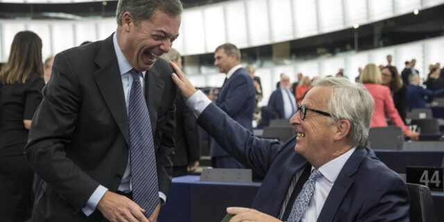 Απίστευτο το αποχαιρετιστήριο δώρο του Φάρατζ στον Γιούνκερ