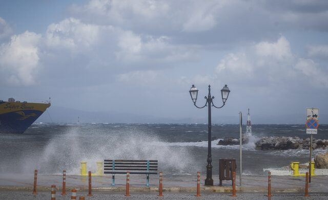 Κακοκαιρία – Ξενοφών: Δεμένα πλοία, μεσογειακός κυκλώνας και σχολεία κλειστά