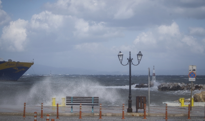 Κακοκαιρία – Ξενοφών: Δεμένα πλοία, μεσογειακός κυκλώνας και σχολεία κλειστά
