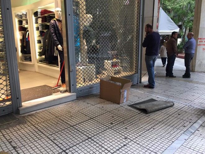 Ομόνοια: Καταστροφές σε καταστήματα δίπλα στο κοσμηματοπωλείο όπου πέθανε ο Ζακ Κωστόπουλος