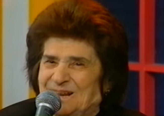 Πέθανε η τραγουδίστρια Άννα Σαρρή Καραμπεσίνη