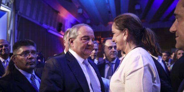 Όσα δεν έδειξαν οι κάμερες από την ομιλία Μητσοτάκη