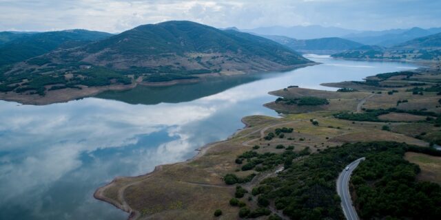 Η τεχνητή λίμνη Σμοκοβού από ψηλά – Μια μαγευτική διαδρομή