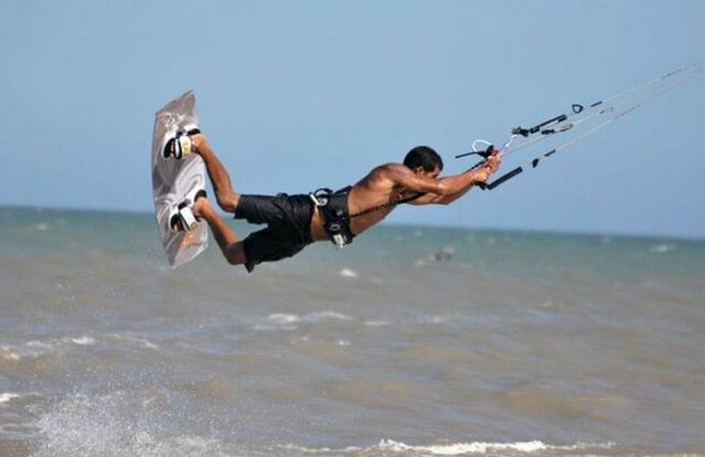 Δραματική διάσωση kitesurfers από τη μανία των ανέμων στον Μαλιακό κόλπο