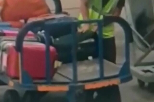 Βίντεο: Υπάλληλος αεροδρομίου “ξαλαφρώνει” βαλίτσα την ώρα που φορτώνει αεροπλάνο
