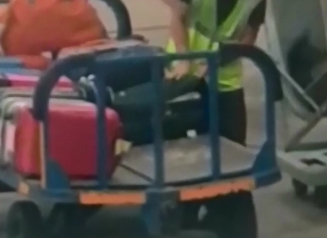 Βίντεο: Υπάλληλος αεροδρομίου “ξαλαφρώνει” βαλίτσα την ώρα που φορτώνει αεροπλάνο