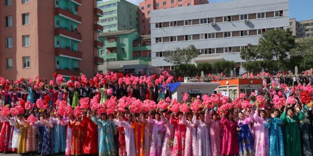 Κιμ Γιονγκ-Ουν: Η Βόρεια Κορέα γέμισε χρώματα στη συνάντηση με τον Νοτιοκορεάτη πρόεδρο